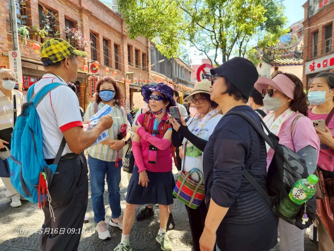 圖三:在深坑文史導覽林旺老師帶領下,學員們一邊聆聽深坑聚落與地景演變的歷史。