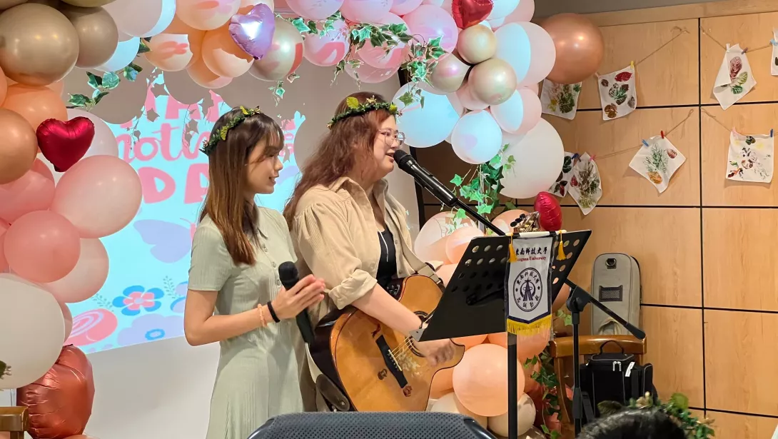 圖三:現場演唱民歌金曲為樂齡長者獻上母親節祝福,現場充滿感動與歡笑