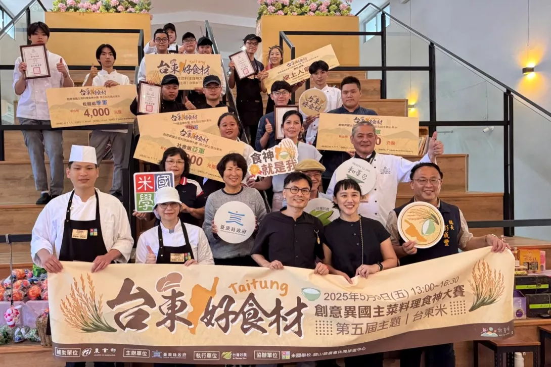 圖二:「台東米創意料理食神大賽」圓滿落幕,來自全台各地的得獎選手齊聚一堂,東南科技大學侯雅惠與郭以立代表學校參賽榮獲冠軍,為校爭光。