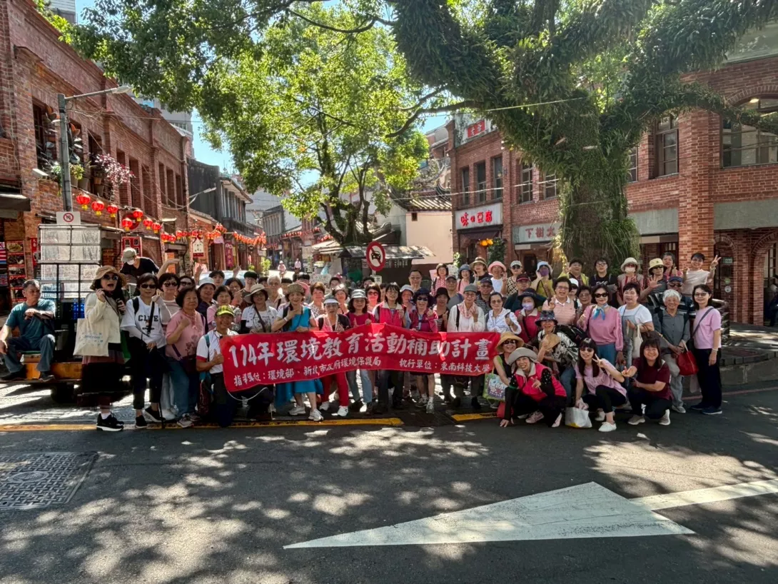 圖二:樂齡學員漫步於紅磚古色的深坑老街,認識地方歷史與豆腐產業脈絡,從街景中品味土地故事,落實環境教育的在地實踐。