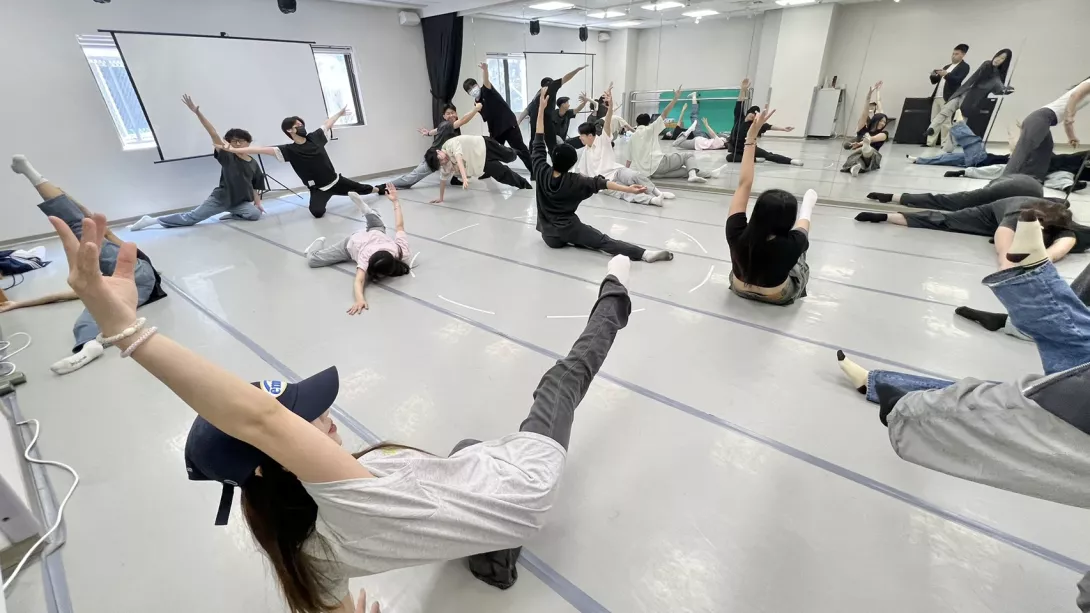 圖二:進行「生活律動」體驗課程,透過身體的延伸與覺察,實際感受未來舞蹈教師所需具備的教學技巧與身心素養。