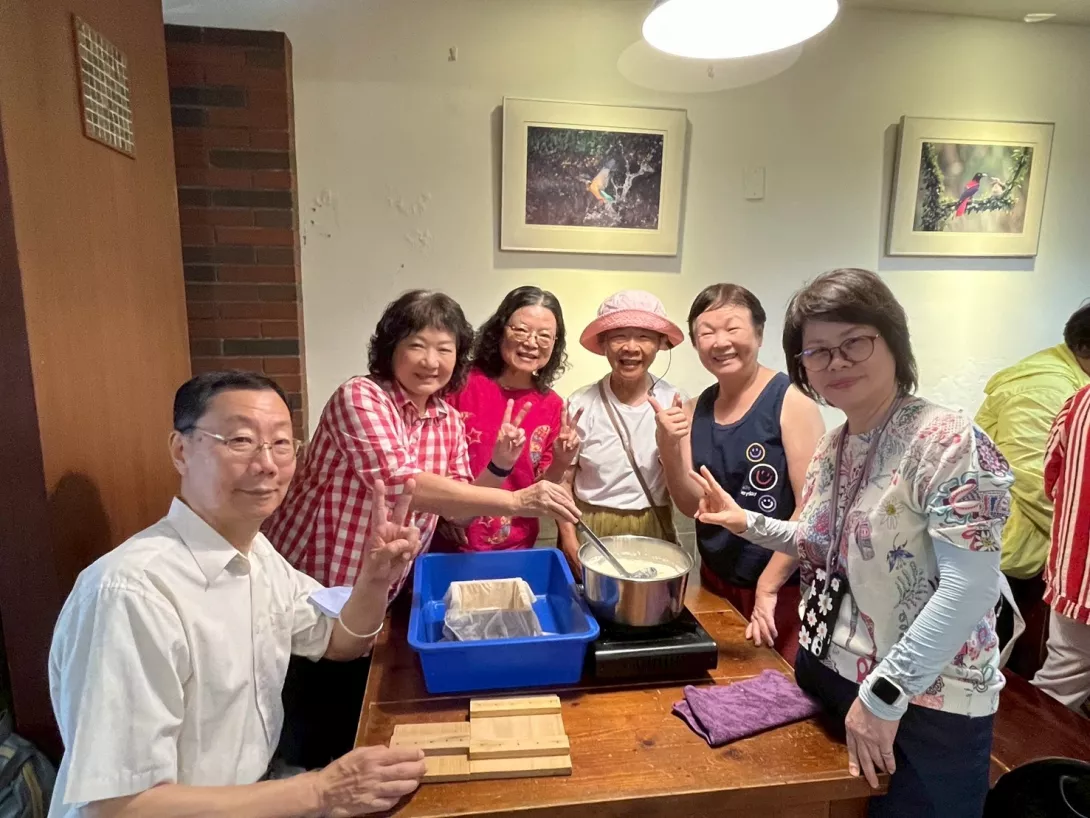 圖四:樂齡學員們親手製作鹽滷豆腐,透過每一道傳統工序,學習環境永續與飲食文化的價值,充滿學習與交流的活力。