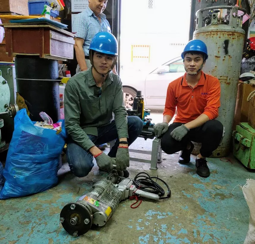 圖四:武文康(左)及武文俠(右)非常感謝劉飛龍董事長手把手教導施工要領,為他們奠定專業基礎。