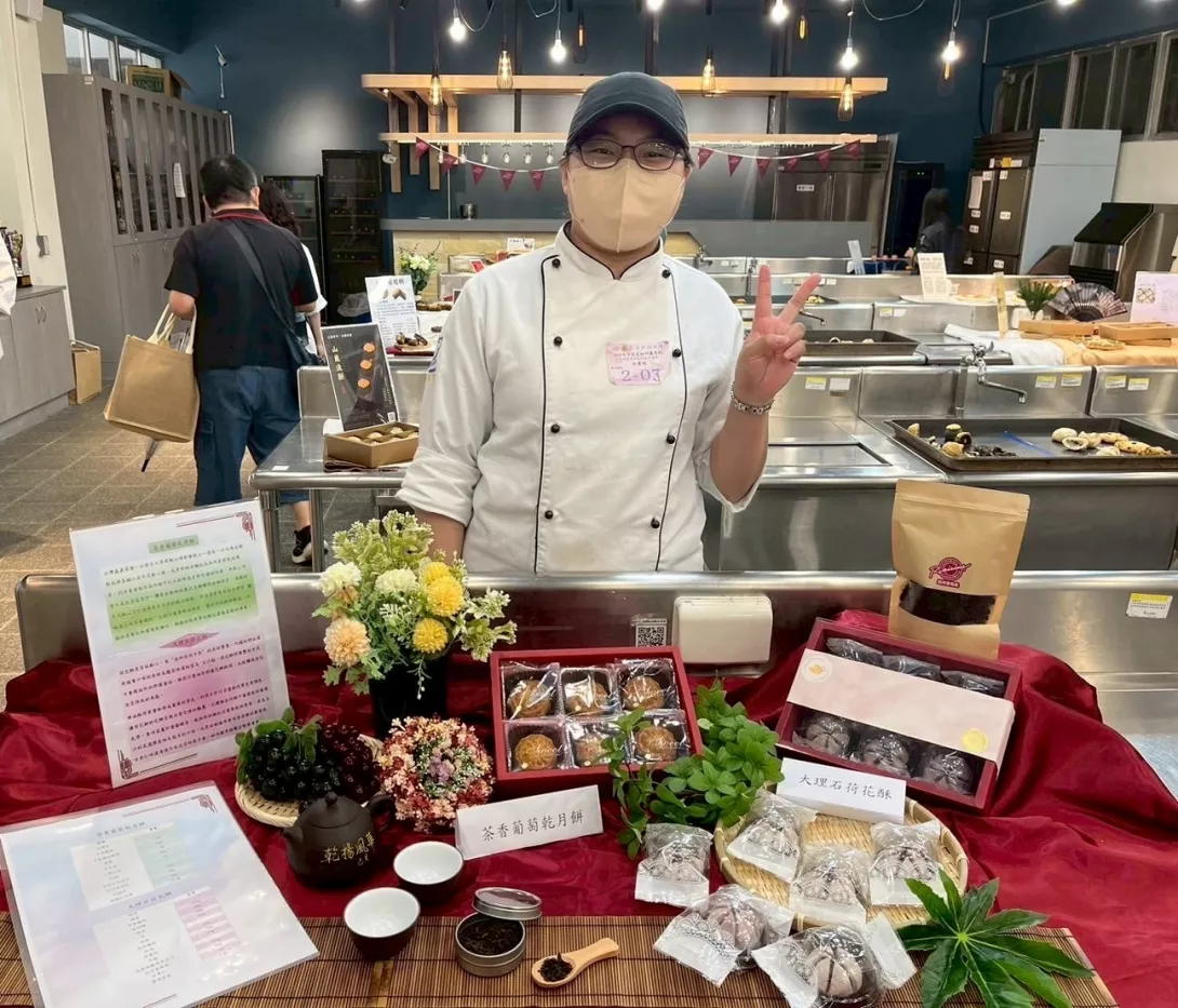 圖四:許育嘉同學以作品口感與美味,包裝與產品設計兼具視覺美感與送禮實用性,榮獲佳作肯定。
