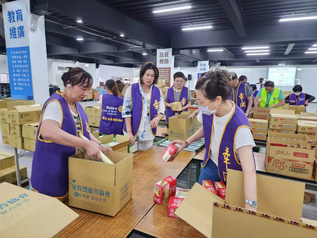 圖說:5月22日志工們協助包裝安心食物箱,一起為更具韌性的防災社會貢獻心力