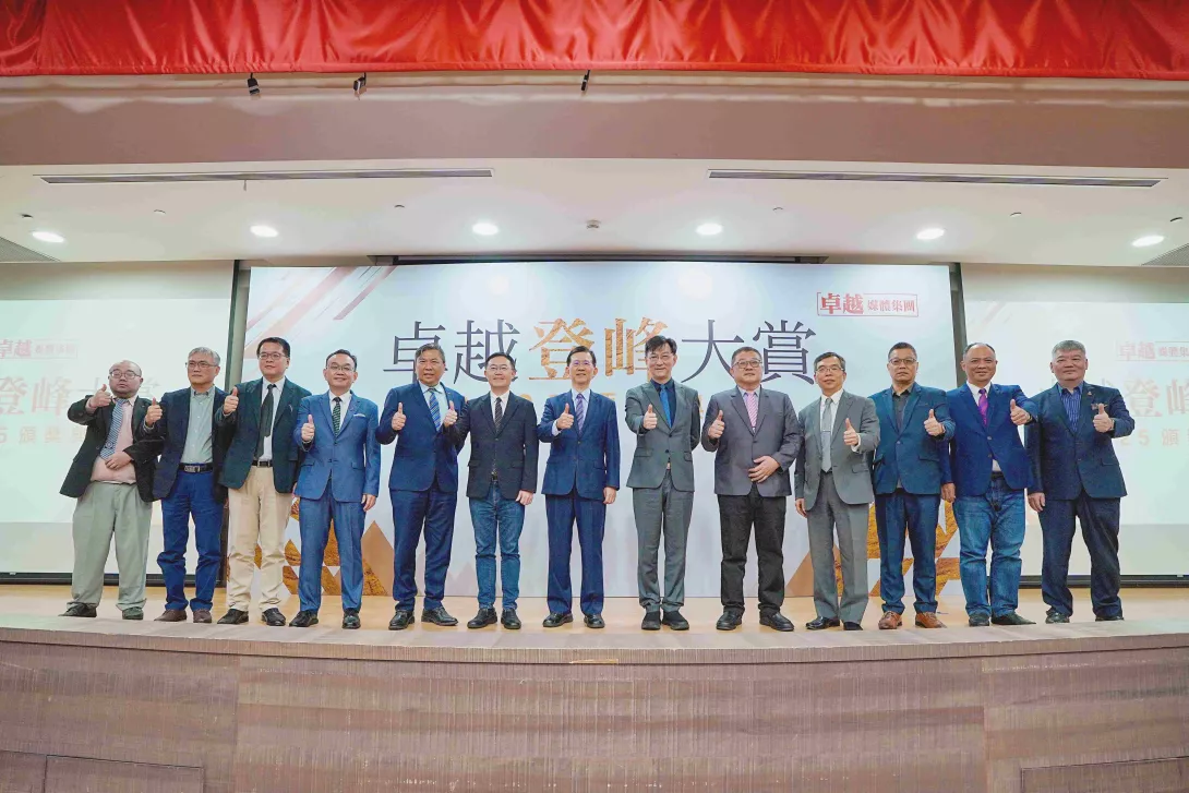 圖1:數位發展部部長黃彥男(左7)、內政部次長董建宏(右6)、立法委員李坤城(左6)、卓越媒體集團董事長鄭玉章(左5)參加卓越登峰大賞頒獎典禮