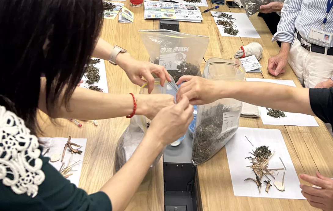 「防蚊包」快閃手作坊,二小時內分四梯次,小班教學,以8種中藥材手作天然防蚊包,拒絕化學傷害,保護健康同時保育環境。