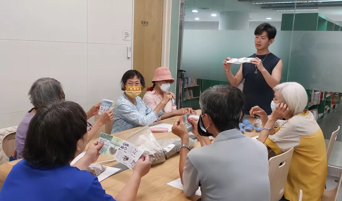 「防蚊包」快閃手作坊,二小時內分四梯次,小班教學,以8種中藥材手作天然防蚊包,拒絕化學傷害,保護健康同時保育環境。