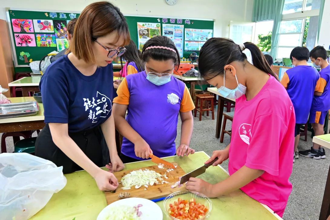 小朋友們動手體驗切洋蔥、番茄