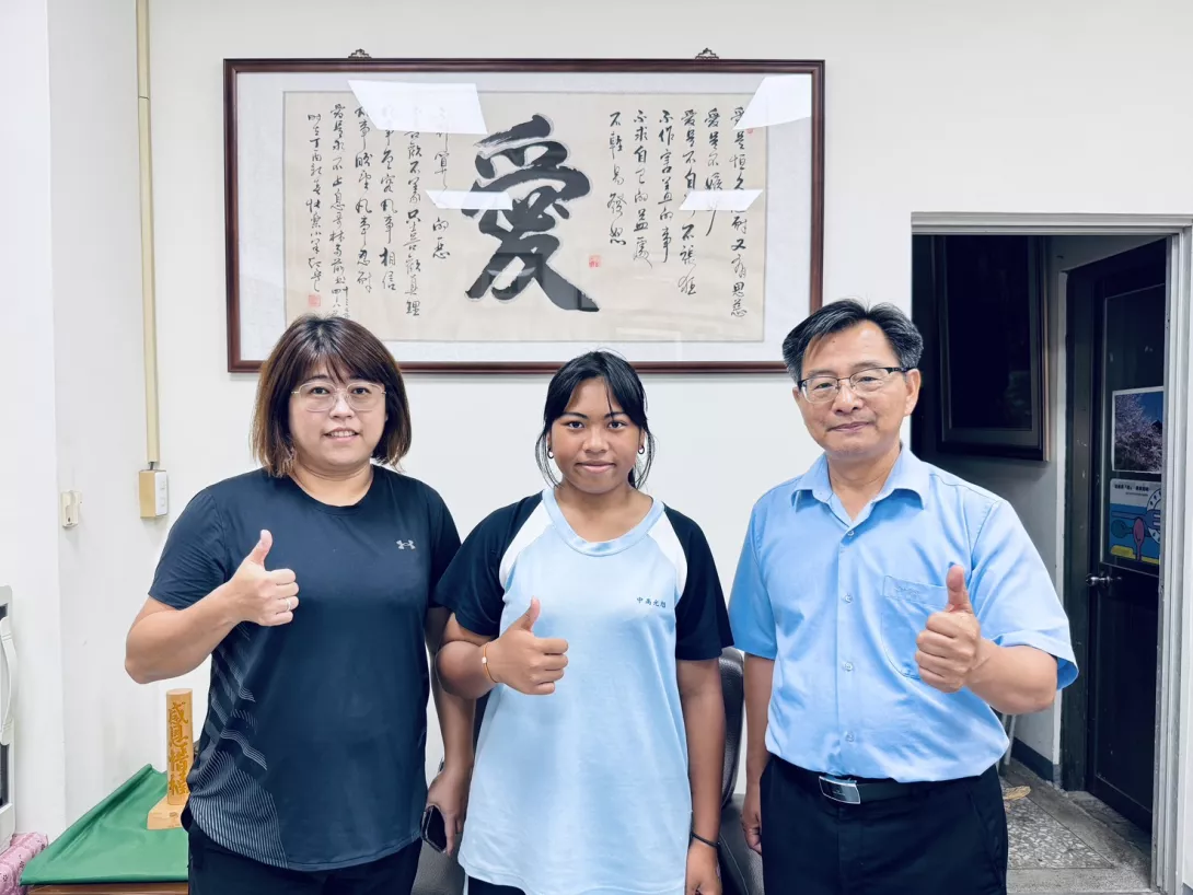 旭光中學何光明校長(右)與射箭隊教練陳文靜(左),持續的陪伴與鼓勵