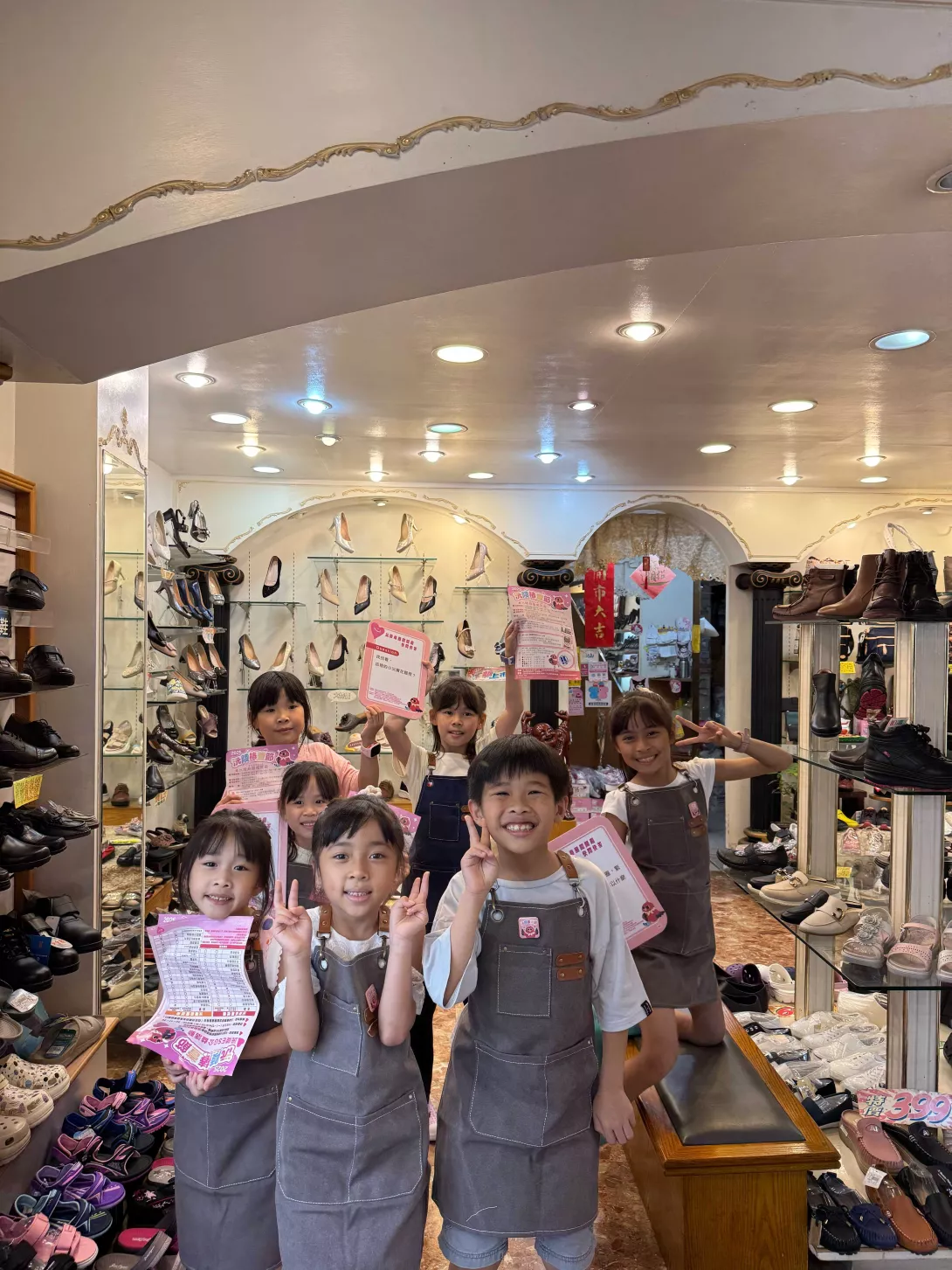 沅陵商圈店家擔任關主,小朋友前往體驗商店街闖關