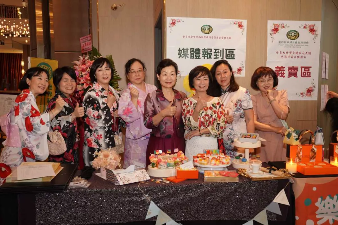第四組樂活不老學苑的日籍老師們和侯美華理事長合照