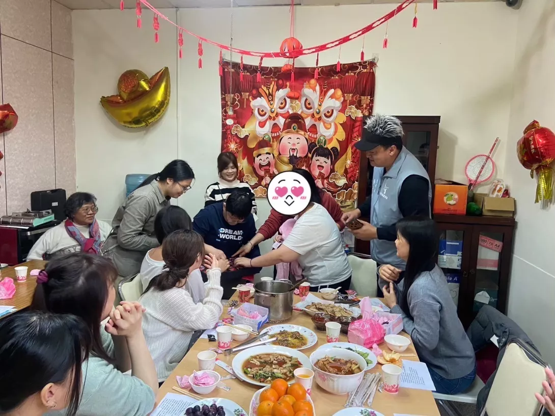 育幼院孩子口中的「媽媽」不僅是一個稱謂,更是一種全方位的角色承擔者,以無差別的愛,為等家孩子共築家的模樣。