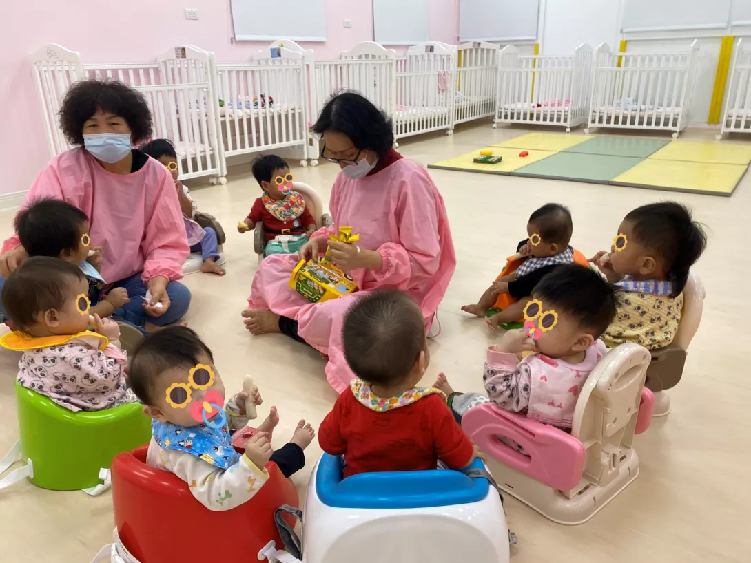 育幼院的媽媽們以輪班的方式接力守護著孩子的生活,像是接力賽的隊友,輪流把愛的棒子遞給下一位,確保每個孩子都能獲得全天候的照顧。