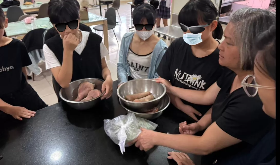育幼院的廚媽們除了每天費心的為孩子們準備兼具營養與口感的餐食外,也會帶著孩子一起學習烹飪,以培養自立的能力