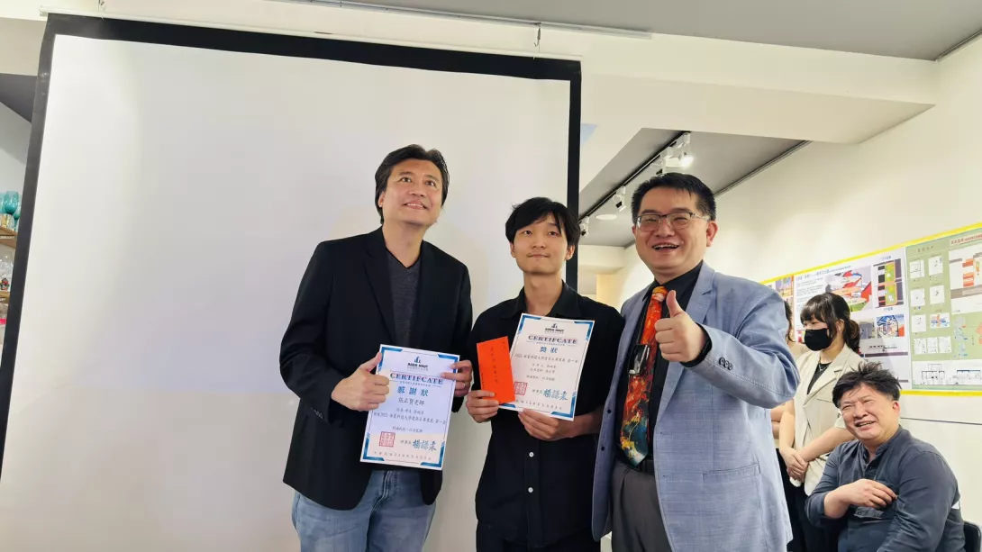 華夏建築系友會理事長楊謙柔博士代表頒贈第一名獎狀與獎學金給張瑞賓同學,左一為指導老師張正賢建築師。