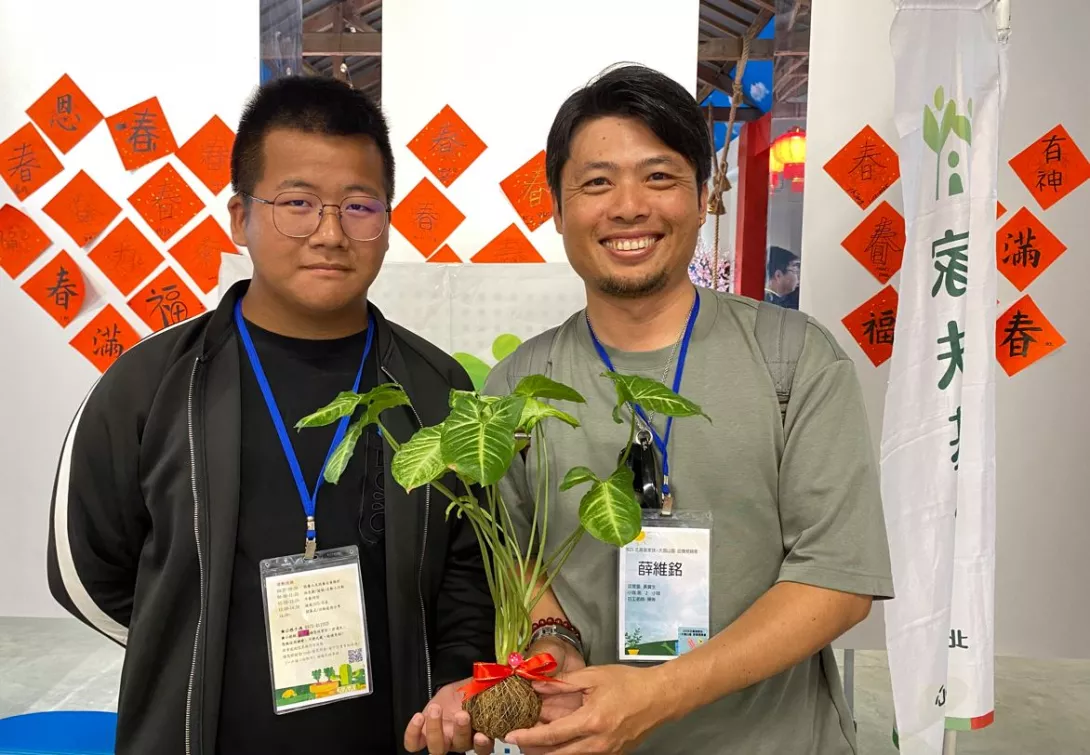 認養人薛先生與認養童一起開心植栽DIY後合影2