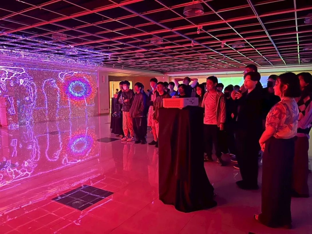 龍華科大邀韓藝術家策展 流光未來互動藝術定義人與數位連結-1