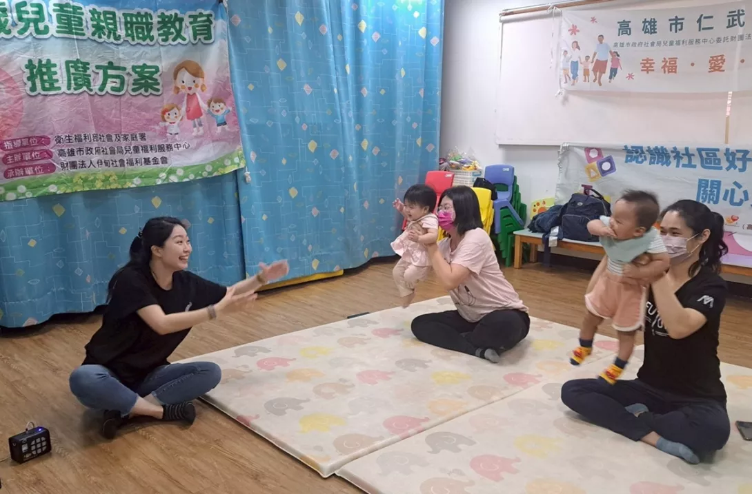 02通稿照片_0至1歲寶寶課程,以輕柔的搖擺、伸展、觸摸遊戲為主