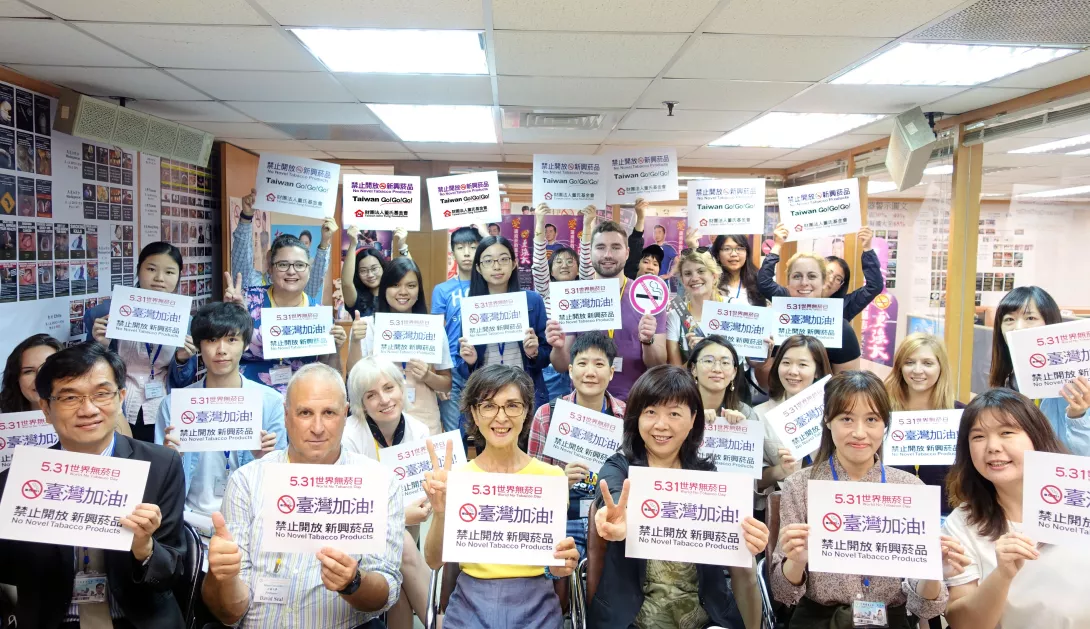 2019台美公衛師生聯手在世界無菸日前夕支持台灣政府全面禁止新興菸品