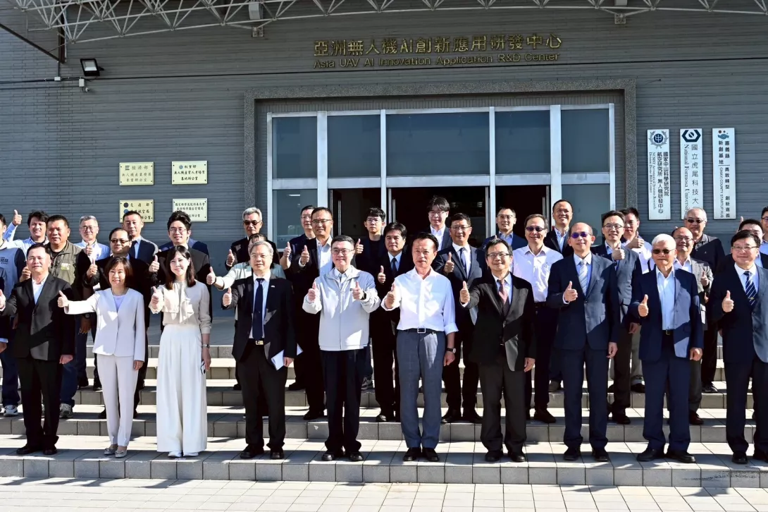 2025年5月17日行政院長卓榮泰參訪亞洲無人機AI創新應用研發中心2