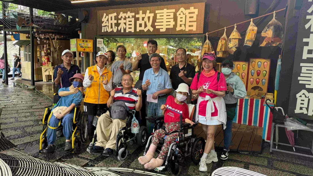 大坑風景區觀光協理事長邱于珊(前排左二)陪同身心障礙藝術協會會員參觀紙箱王創意園區。 大坑風景區觀光協會/提供