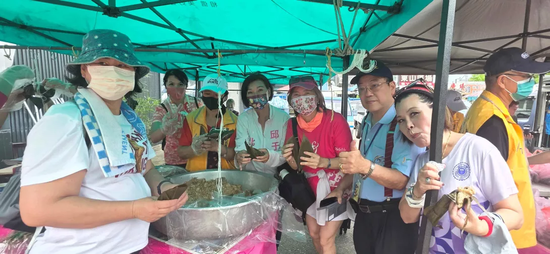 大坑風景區觀光協會理事長邱于珊(左四)與會員們協力包粽子贈送弱勢團體。 大坑風景區觀光協會/提供