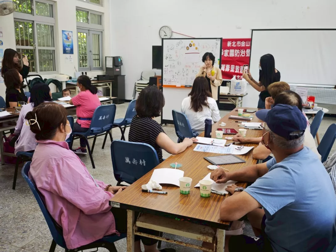 大家在課堂上相互分享凸丕仔的特徵與故事。