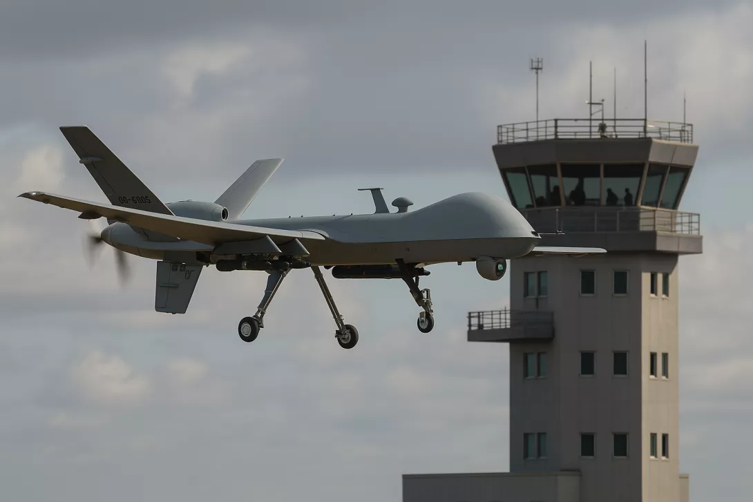MQ-9B無人機飛越航空塔台場景AI