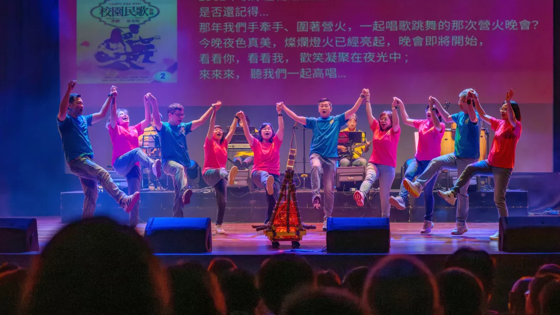 「清韻向民歌致敬公益傳唱會」音樂饗宴演唱《營火歌》,讓現場觀眾沉浸在懷舊氛圍中