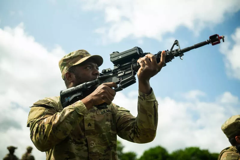 一位美國陸軍士兵日前在德國多國聯合戰備中心實操M4步槍上的SMASH 2000L光學槍瞄系統,訓練反無人機能力。(美軍DVIDS網站)
