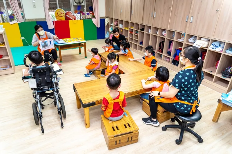伊甸早療服務依家庭的需求,提供日托、時段、到宅療育,以及家庭支持等多元服務。