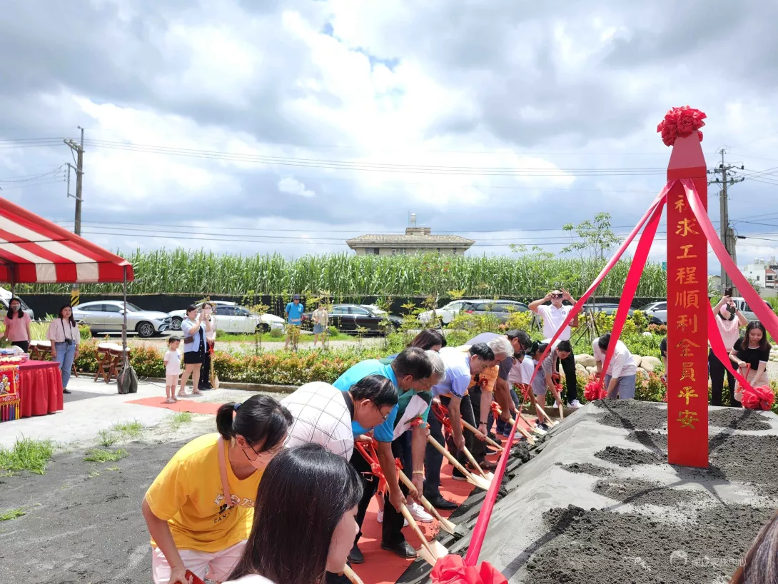 全員齊心動土祈求工程順利圓滿