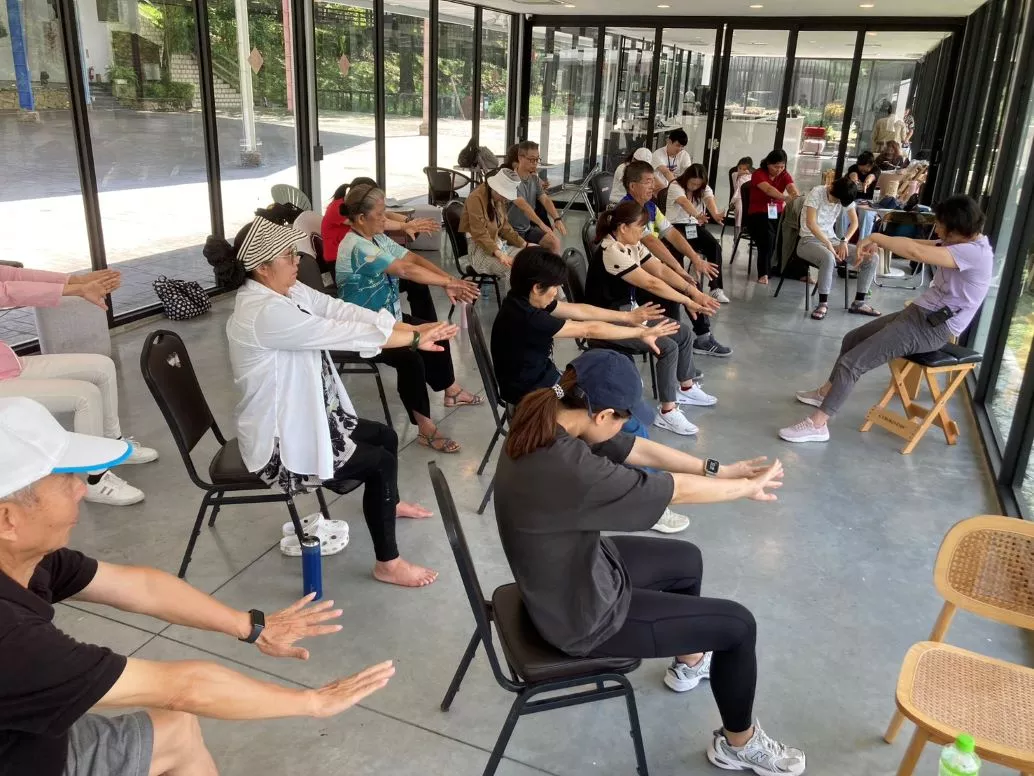 助人工作者透過禪柔伸展放鬆身心