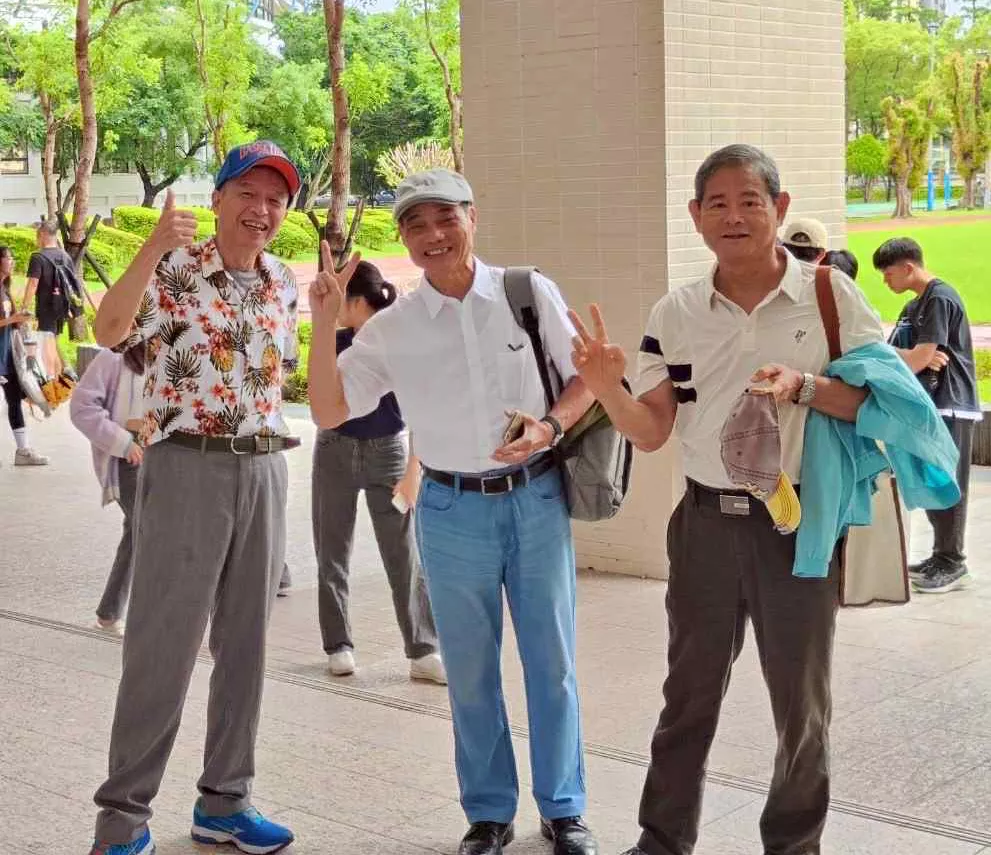 參加快閃活動來賓:尤昭良教授(左一)、攝影家陳敏明(中)、蒲添生雕塑紀念館蒲浩志館長(右一)。(圖片提供∕梁昭玉老師)