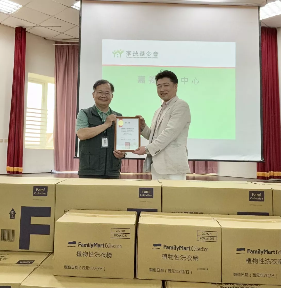 台灣伊藤忠股份有限公司 桐山寛史董事長(右)捐贈物資