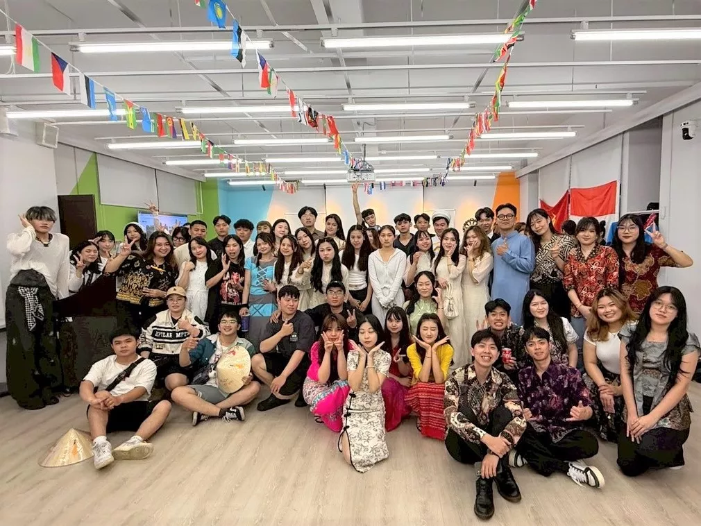 圖一:來自不同國籍與族群的師生齊聚一堂,臉上洋溢著笑容,是多元與包容最美的見證。這一刻,因文化而相識,因理解而連結。
