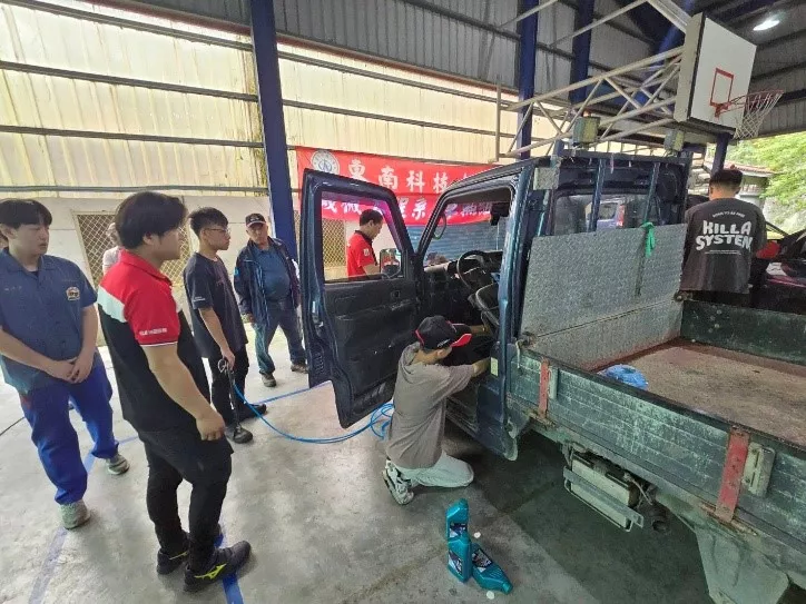 圖一:東南科技大學學生在四季部落現場進行車輛維修作業