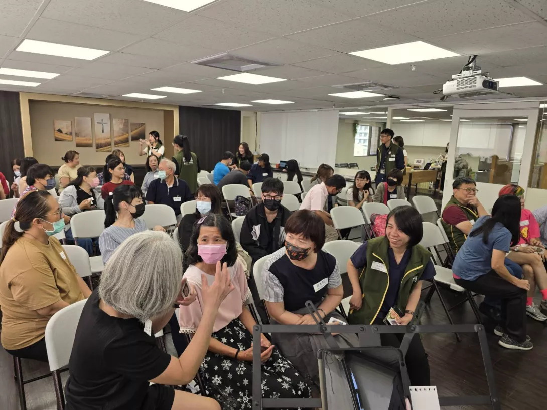 來自高雄12區的40位社區志工齊聚,與芥菜種會攜手建構社區助人網絡。(芥菜種會提供)
