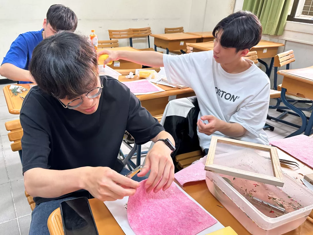 圖三:學生細緻處理紙漿紋理與染色效果,準備進行壓紙與乾燥步驟,為地方創生文創產品打下紮實基礎,培育未來推廣人才。