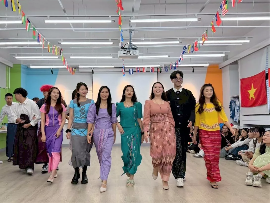 圖三:穿著各國傳統服飾的學生自信走上伸展台,每一步都是對家鄉文化的驕傲展現。那笑容,是跨越語言與距離的溫柔力量。