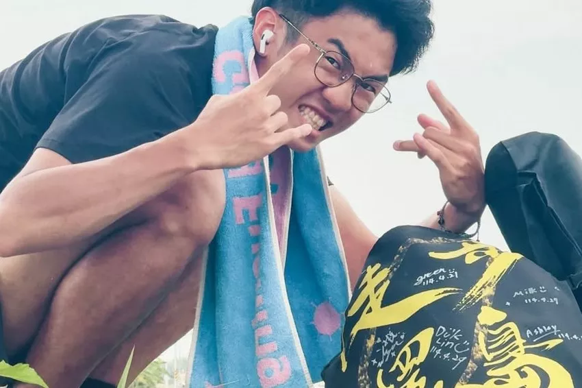 圖二:在旅程中展現堅毅與青春的氣息,即便頂著烈日風雨,也不忘帶著笑容與活力記錄旅程。