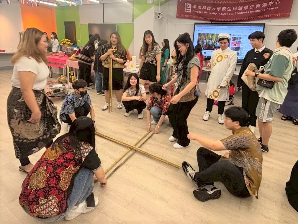 圖二:學生們開心嘗試傳統竹竿舞,隨節奏跳躍之間,也在彼此心中種下尊重與友誼的種子,更是文化交流最有力的律動。