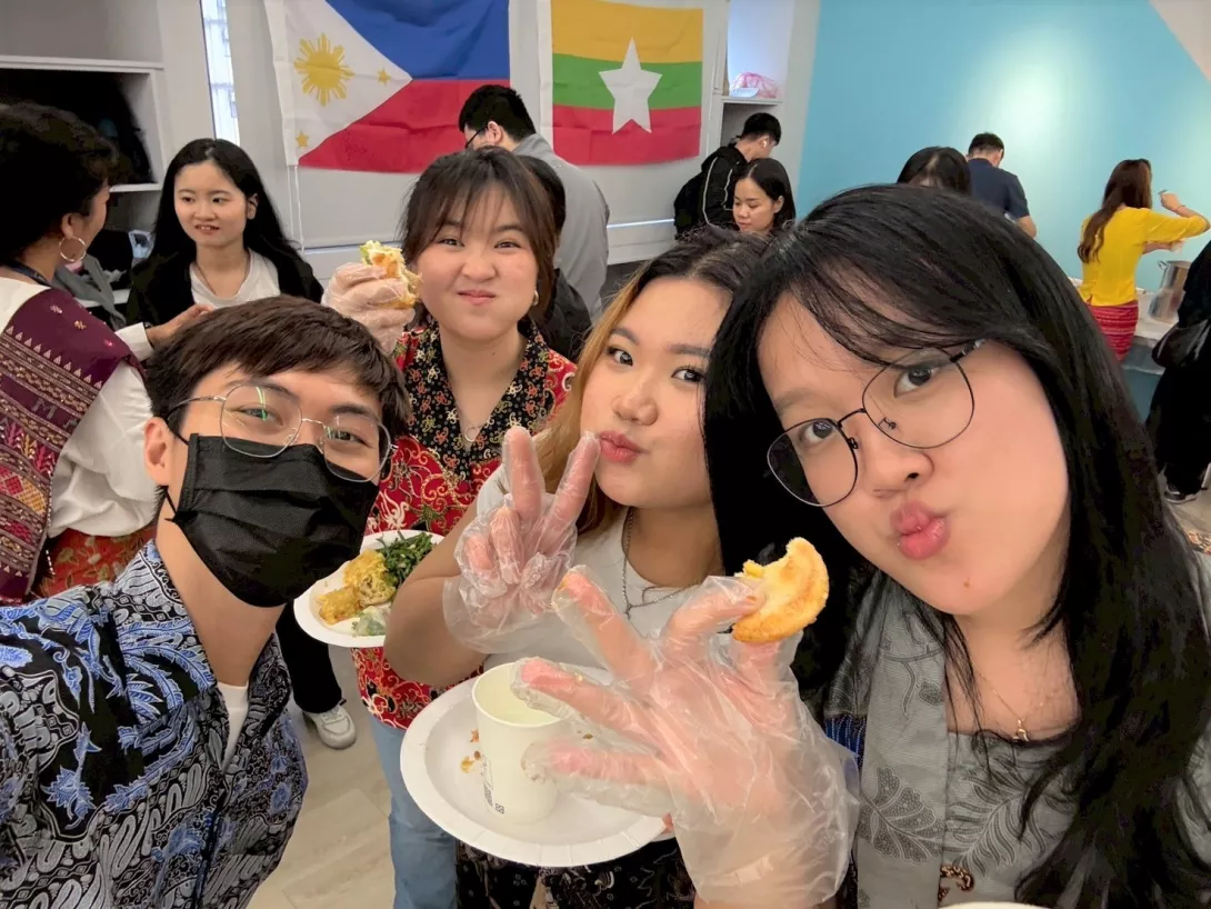 圖四:一口家鄉味,滿載對遠方親人的思念,也拉近彼此心的距離。在異國土地上,一同分享的美食,是最溫暖的文化橋梁。