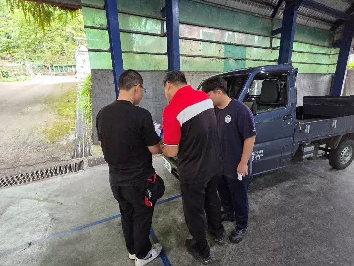 圖四:在偏鄉的簡易空間中,企業技師手把手指導學生進行車況判讀與診斷,這是知識與經驗的傳承。