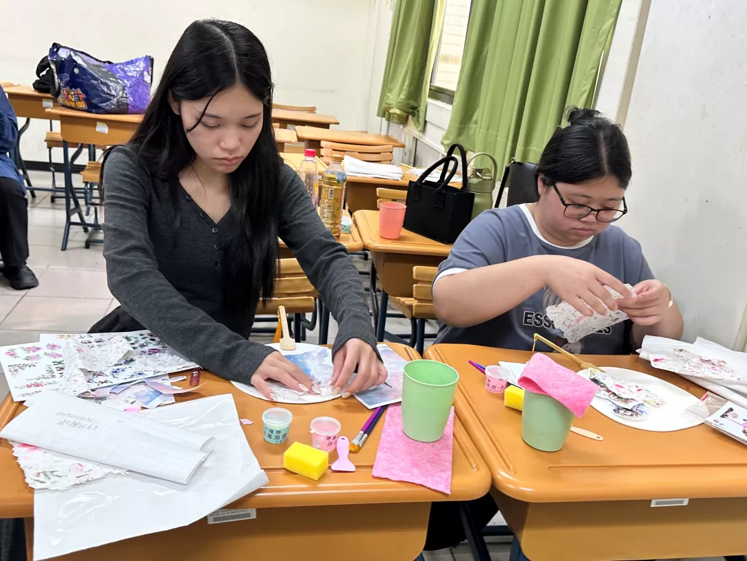 圖四:學生兩兩分組合作練習文創工藝教學製作作品練習