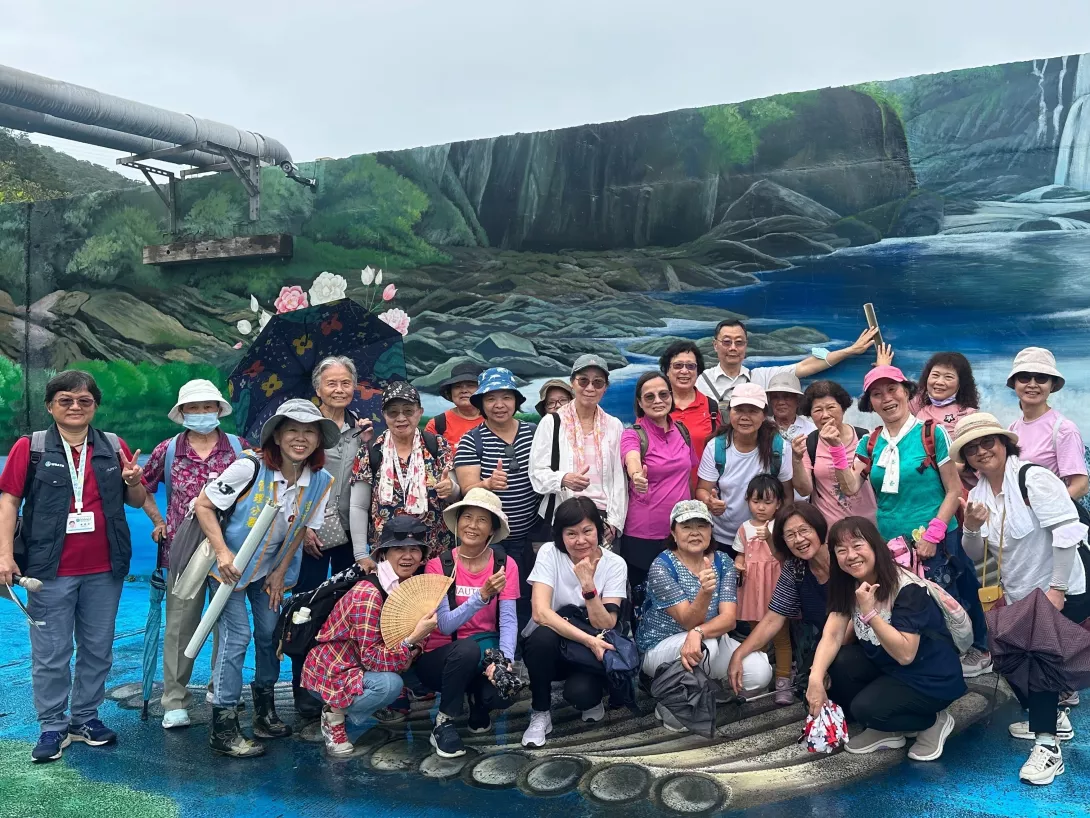 圖四:樂齡學員參與北勢溪走讀課程,於富有自然意象的牆面前合影。