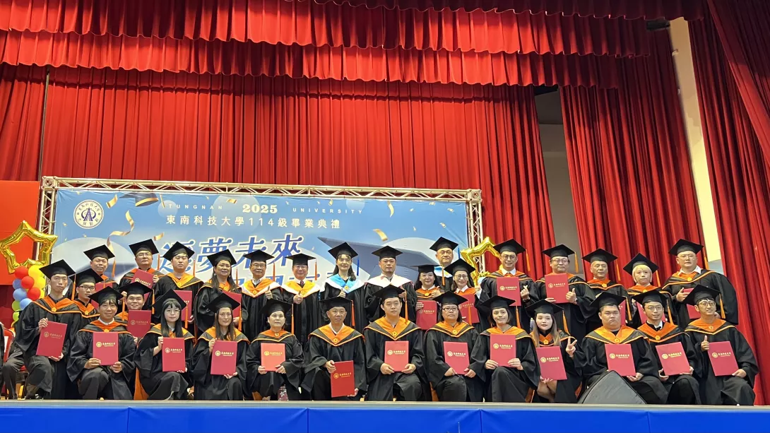 圖四:畢業生被授予學位證書,與師長合影,共同見證人生重要的里程碑,象徵努力學習的圓滿成果與嶄新起點的開展。