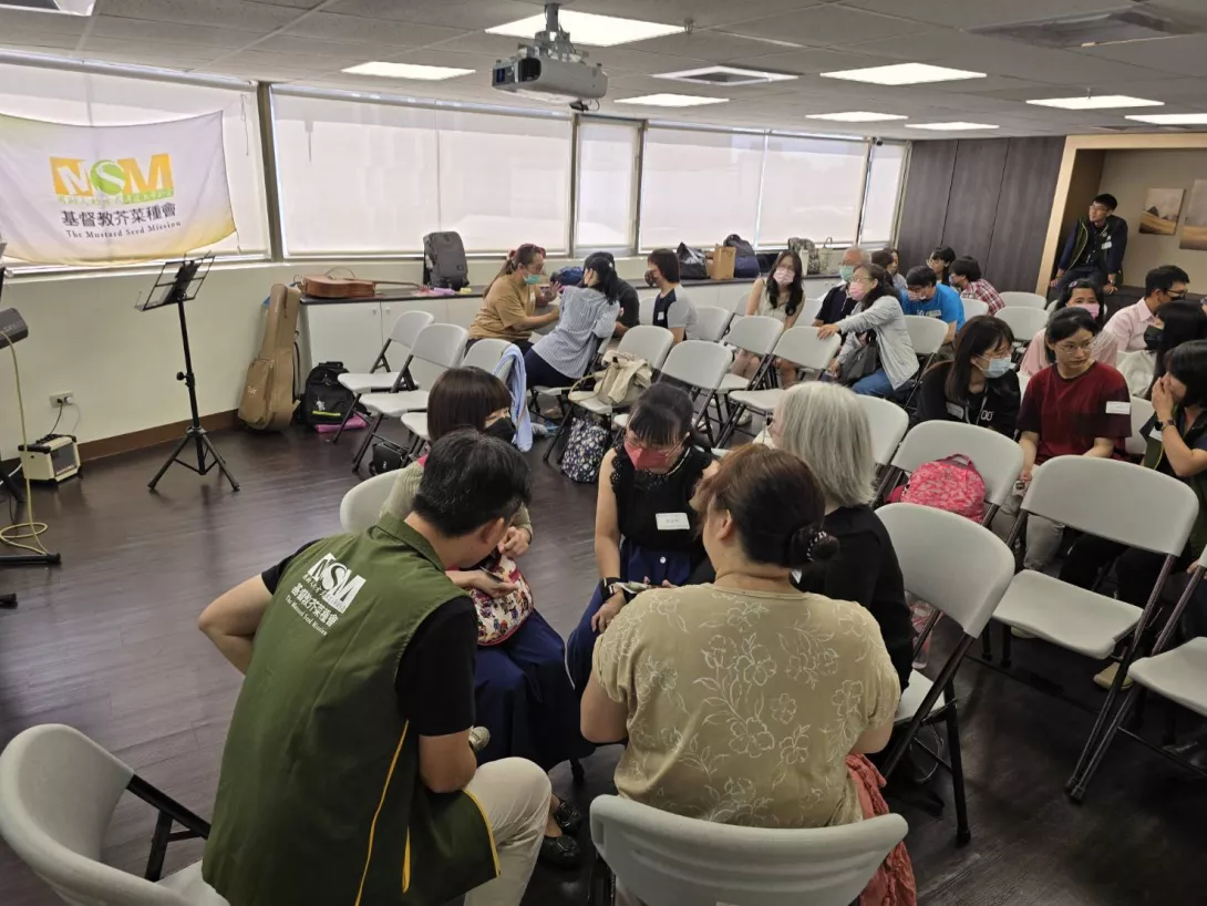 「傾聽,是最溫柔的陪伴。」志工們在實作演練中,學習不論斷、不急於給答案,成為社區的堅定支持者。(芥菜種會提供)