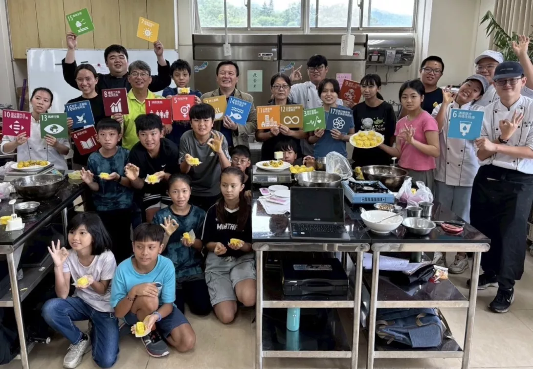 圖1佛光大學「小廚師大永續」陪伴偏鄉師生在餐桌上學習超級食物以因應氣候變遷